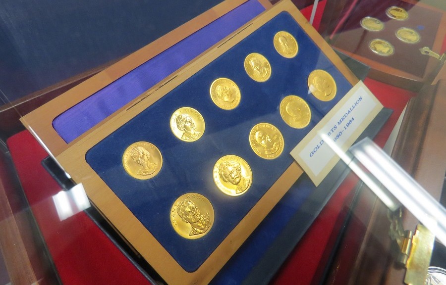 American-Arts-Gold-Medallions_West-Point-Mint_2014-05_Dennis-Tucker